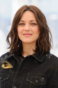 Marion Cotillard fetish al Festival di Cannes tra jeans e borchie ai tacchi 3