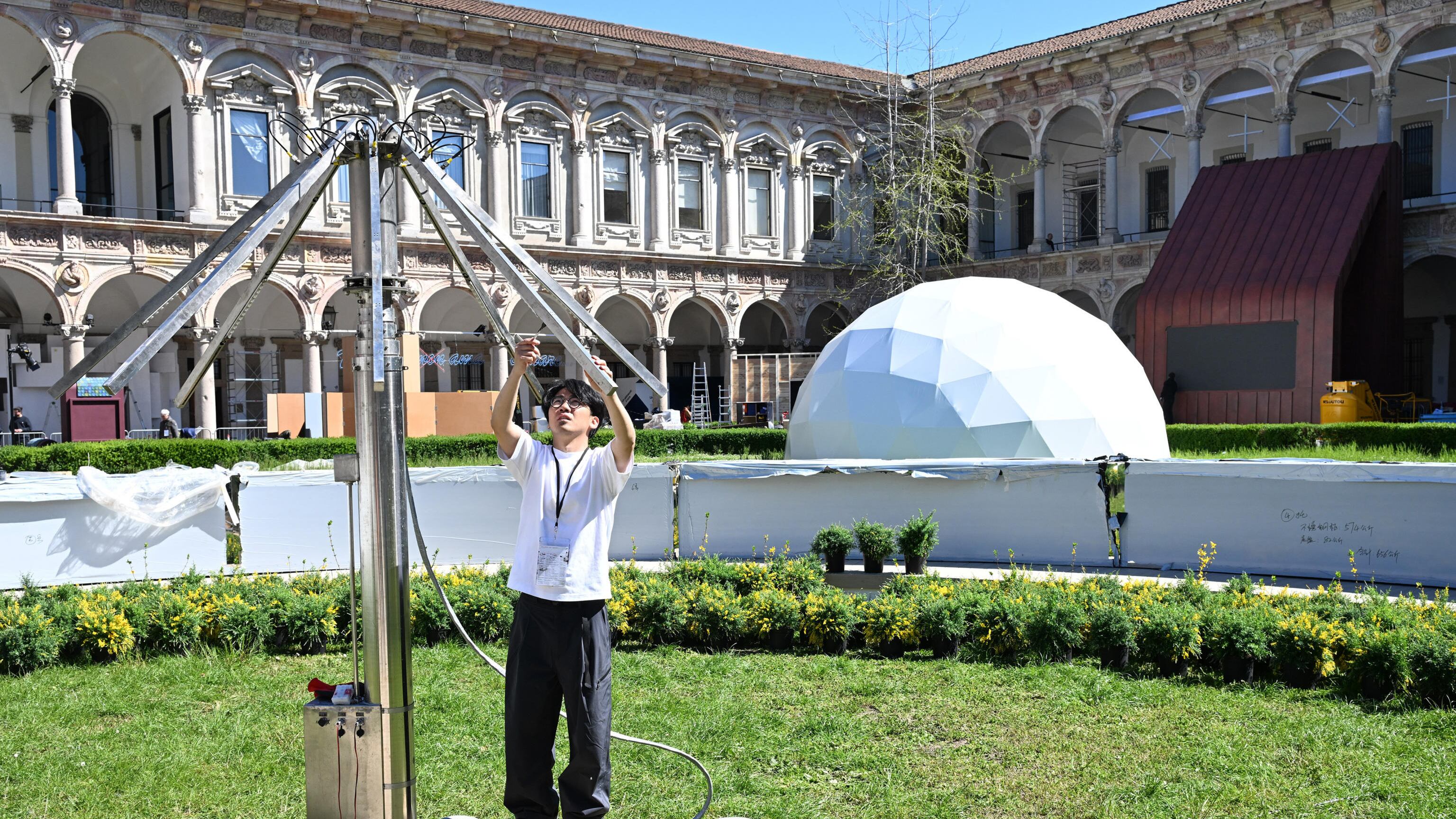 Oltre 1.600 eventi per il "Fuorisalone". Vetro e street food, scattano i divieti