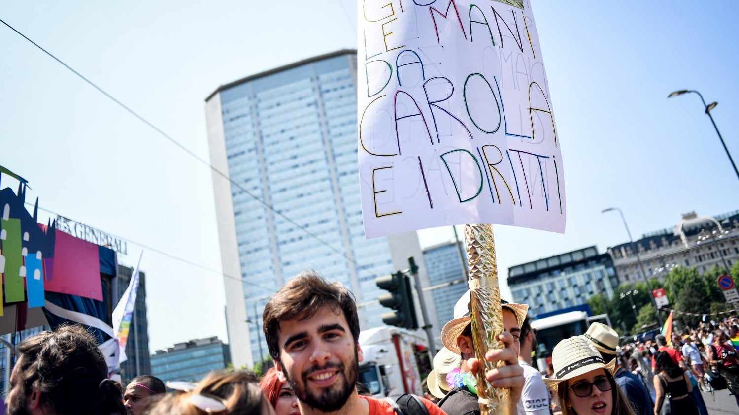 La "capitana" che sperona la Gdf diventa paladina del Gay Pride