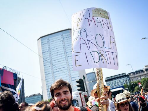 La "capitana" che sperona la Gdf diventa paladina del Gay Pride