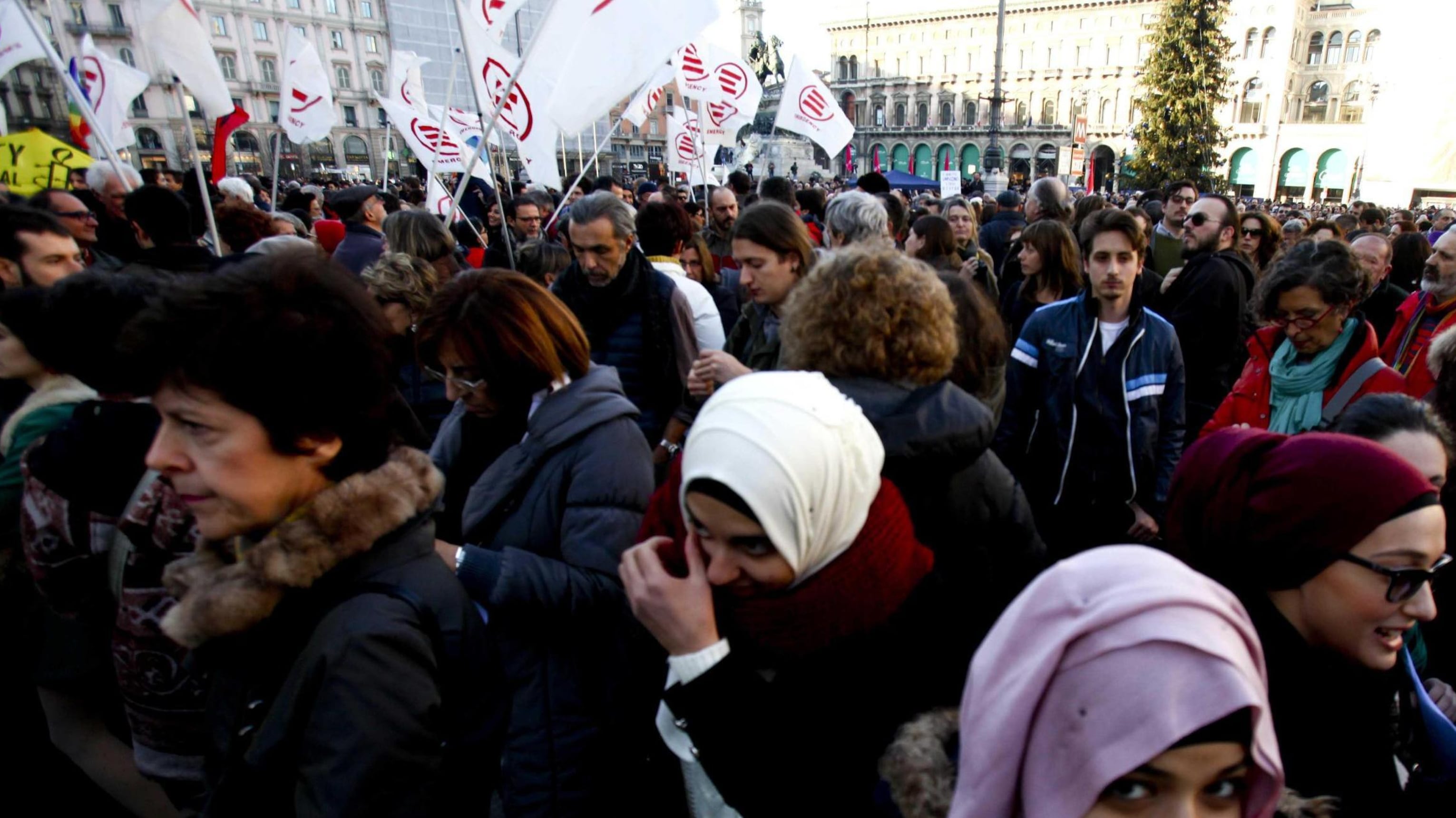 I «pacifisti» in Piazza Duomo attaccano l'Occidente e Israele