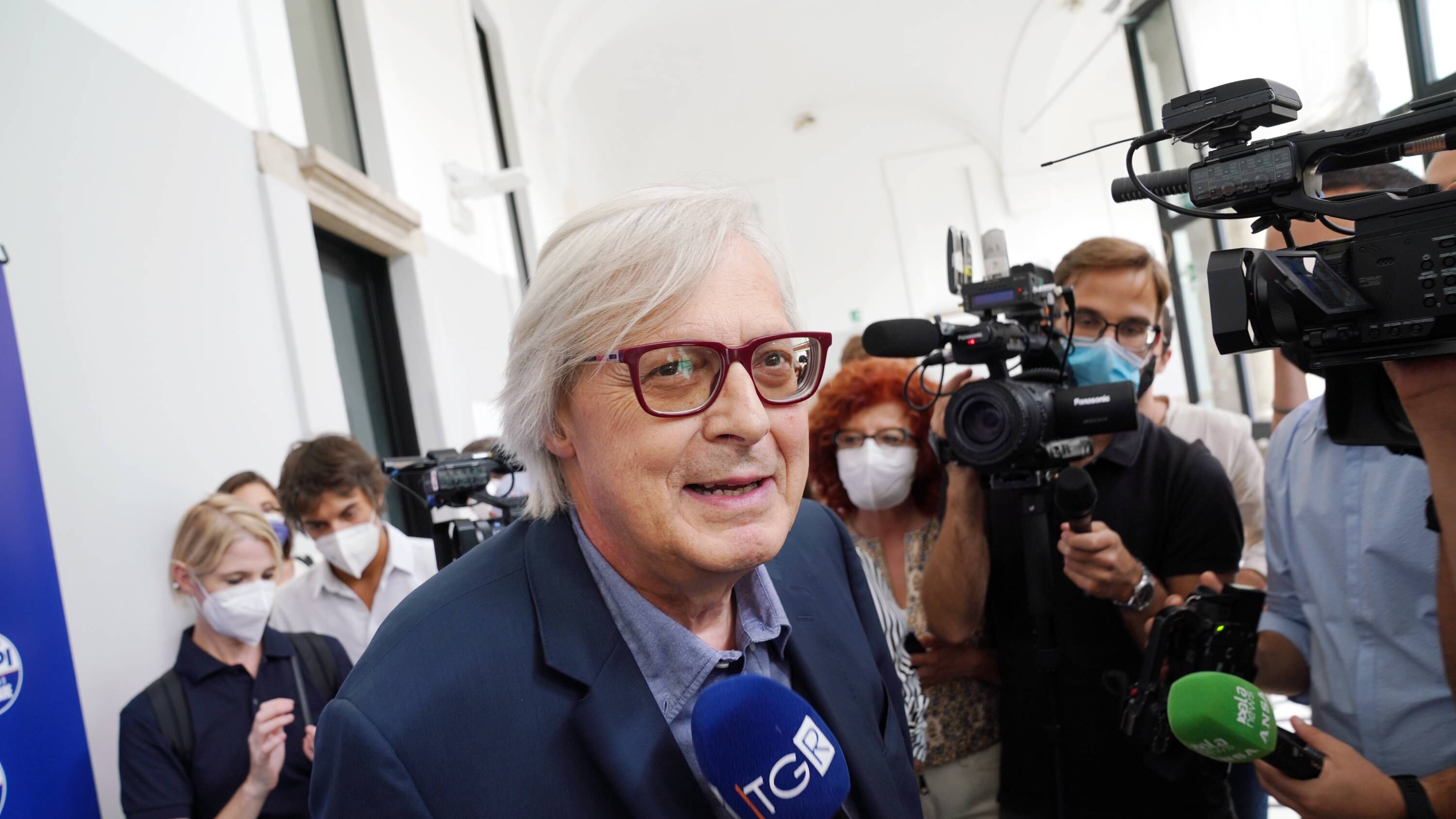 Sgarbi: "Vi dico la verità sulla rissa con Mughini"