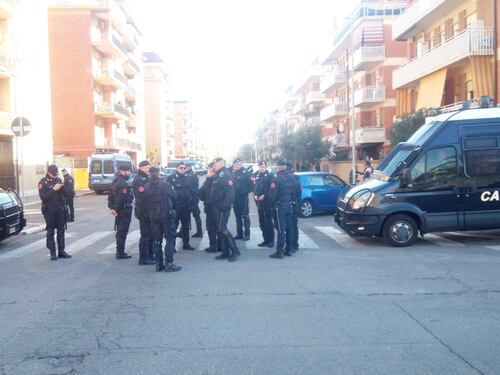 Maxi blitz delle forze dell'ordine a Ostia: si cercano armi e droga