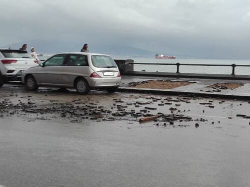 Marciapiedi di via Caracciolo divelti dal maltempo: pericoloso il transito per auto e pedoni