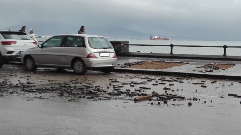 Marciapiedi di via Caracciolo divelti dal maltempo: pericoloso il transito per auto e pedoni