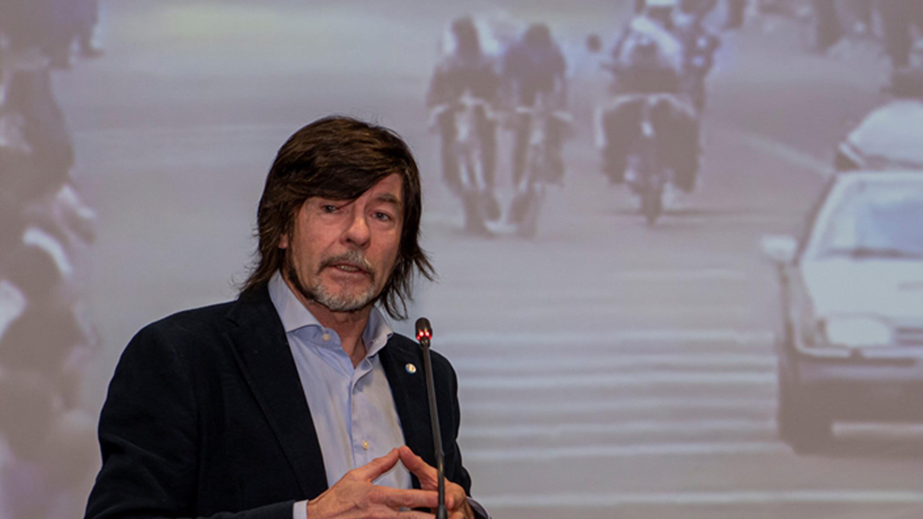Bugno travolto da una moto mentre attraversa la strada