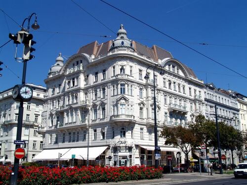 Vienna, lesbiche cacciate dallo storico Café Prückel: "Si baciavano davanti a tutti"