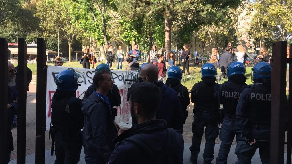 Università di Torino, sputi e lancio di immondizia contro studenti di destra