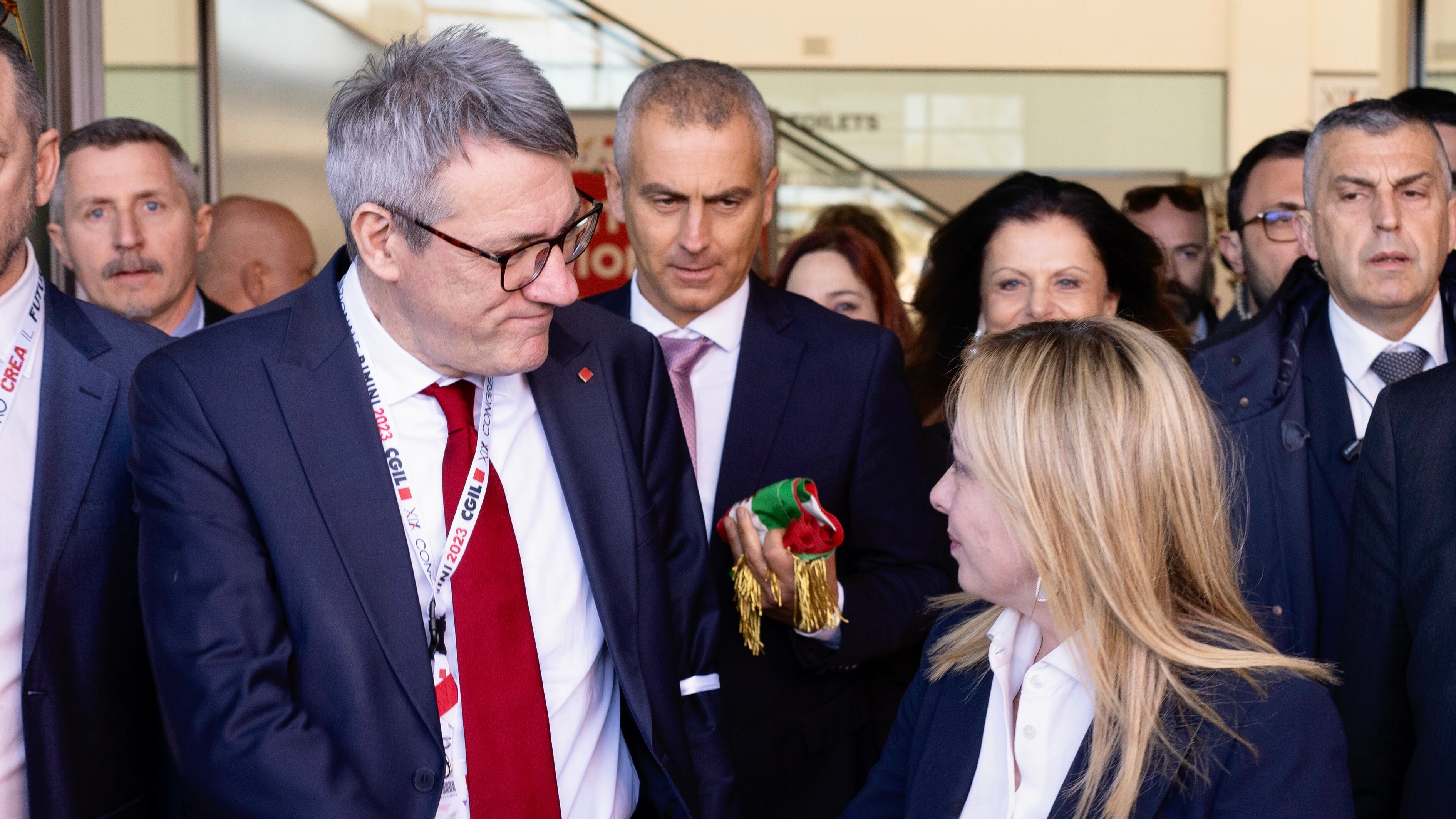 "Nessuna rivolta sociale quando si davano i soldi alle banche?". L'affondo di Meloni a Landini