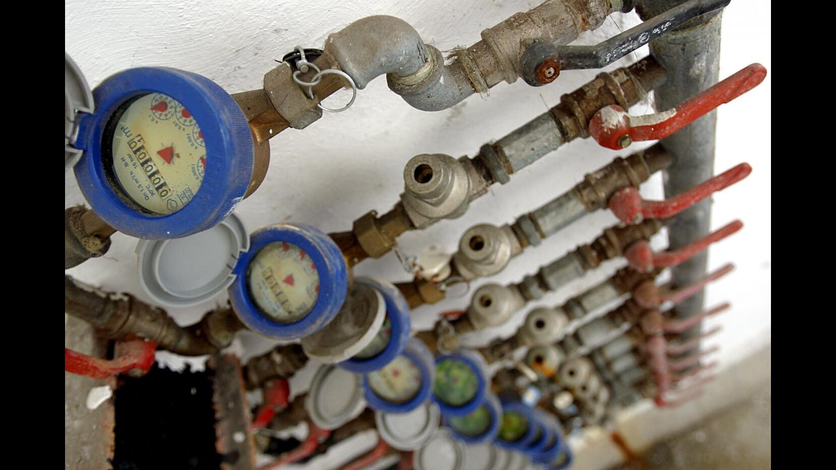 Parte per le Filippine, gli tolgono il gas