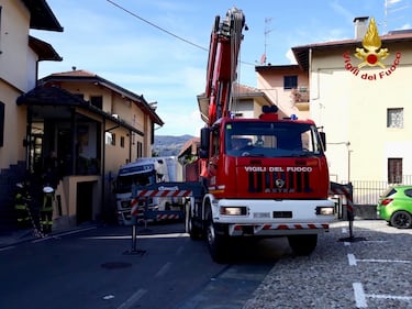 Nel Varesotto, cede il manto stradale: camion rimane incastrato 6