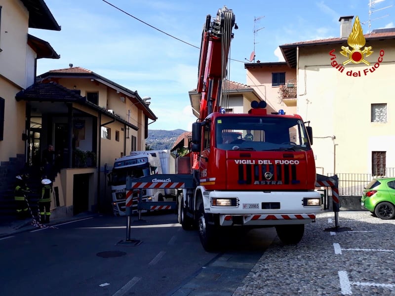Nel Varesotto, cede il manto stradale: camion rimane incastrato 6
