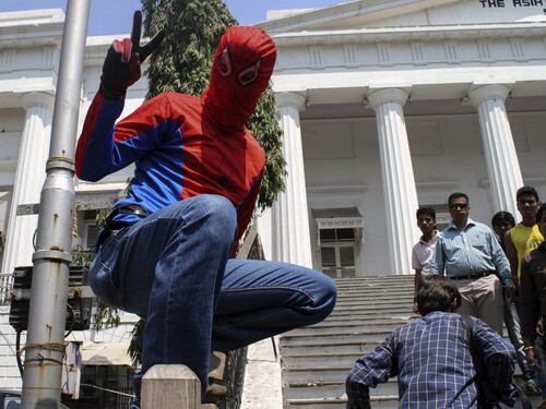 Lo Spiderman indiano a caccia di voti