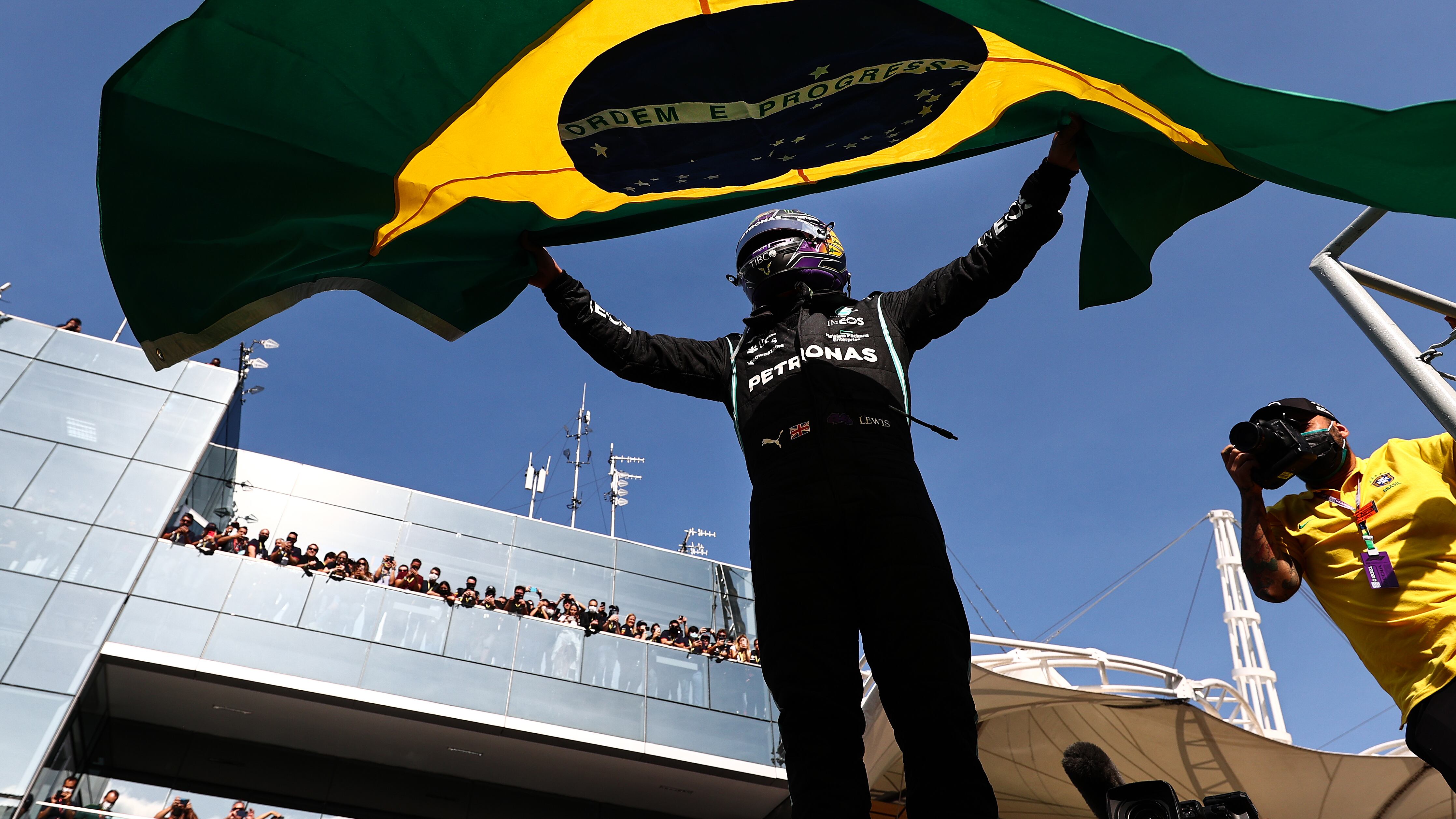 Re Lewis in versione Senna. Che lezione a Verstappen