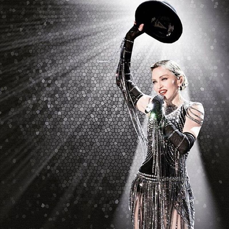 Suore sexy e croci: oggetti di scena "offensivi" del tour Rebel Art di Madonna  13