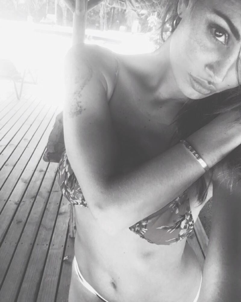 Belen Rodriguez sexy in spiaggia 56