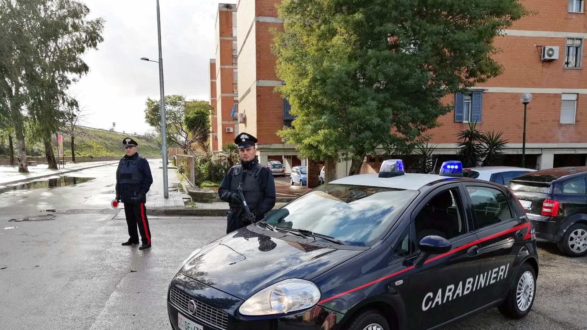 Forza l'alt dei carabinieri, poi si schianta contro cinque auto