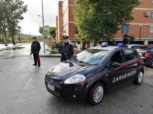 Forza l'alt dei carabinieri, poi si schianta contro cinque auto