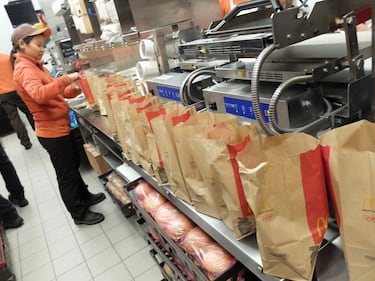 Coda a Milano davanti al nuovo McDonald's 15