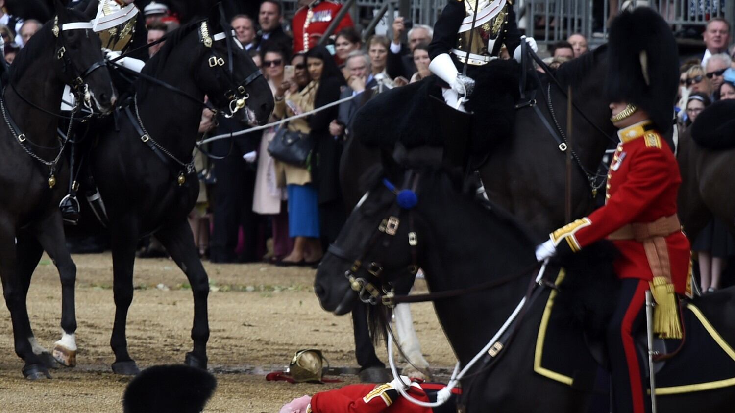 Una guardia reale sviene durante la parata in onore della Regina