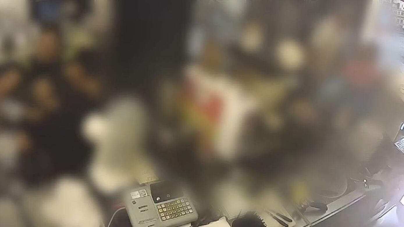 Il rimprovero, poi la raffica di botte: tre contro il barista