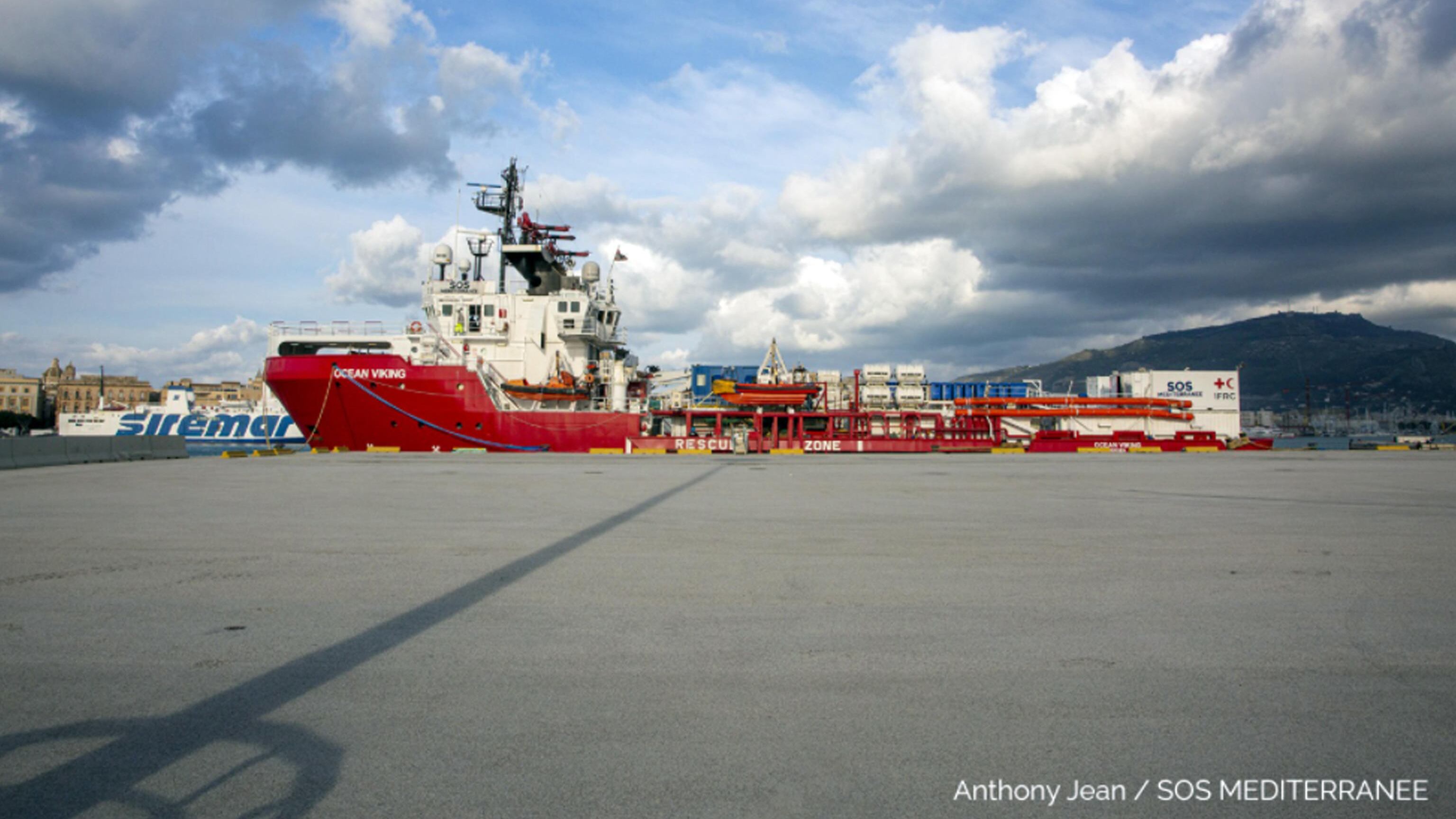 Le Ong arrivano a Lampedusa. E un'altra nave è in attesa