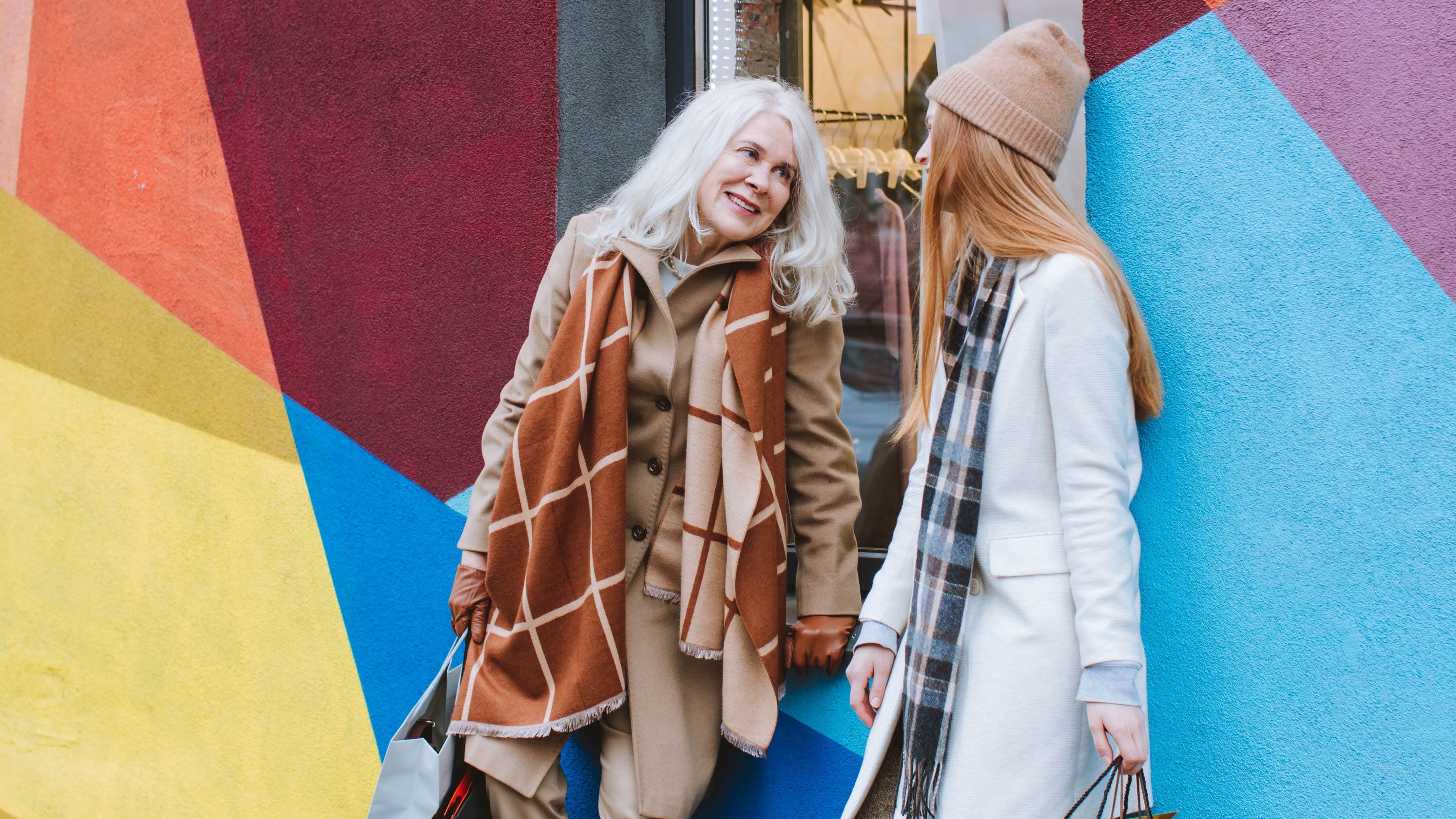 Sciarpe, foulard e pashmina: lo stile perfetto per le over 60