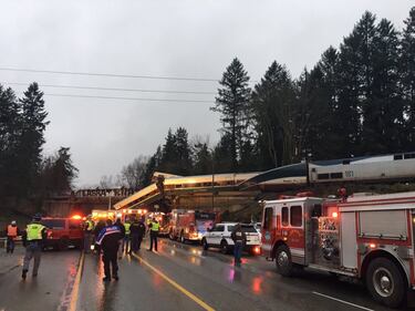 Seattle, treno deraglia e precipita sull'autostrada 14