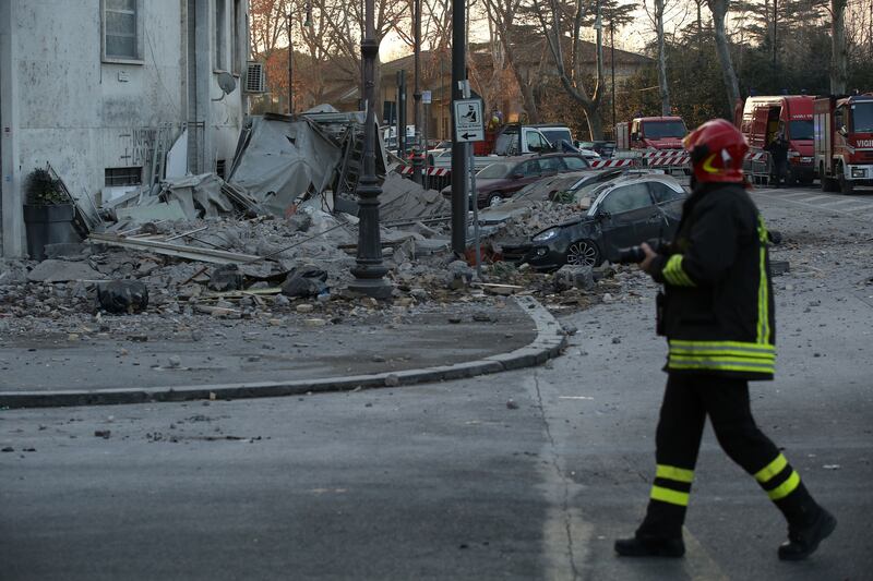 Roma, crollano tre piani di un palazzo 34