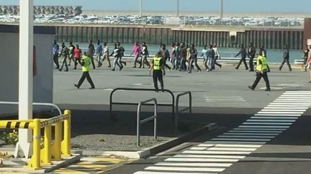 Calais, l'assalto dei migranti ai traghetti per l'Inghilterra