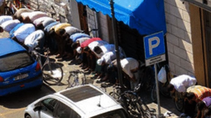 La moschea fuorilegge che occupa un paese