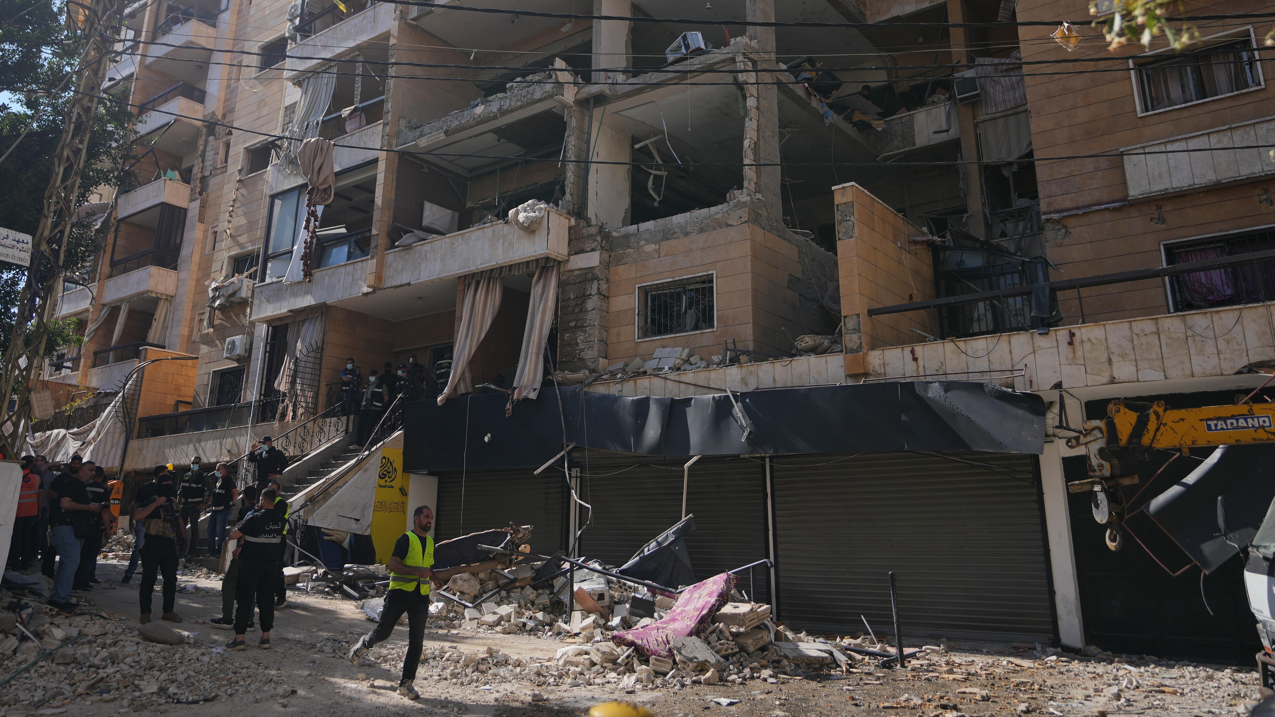 I jet di Israele colpiscono Beirut. E l'Iran furioso lancia i missili