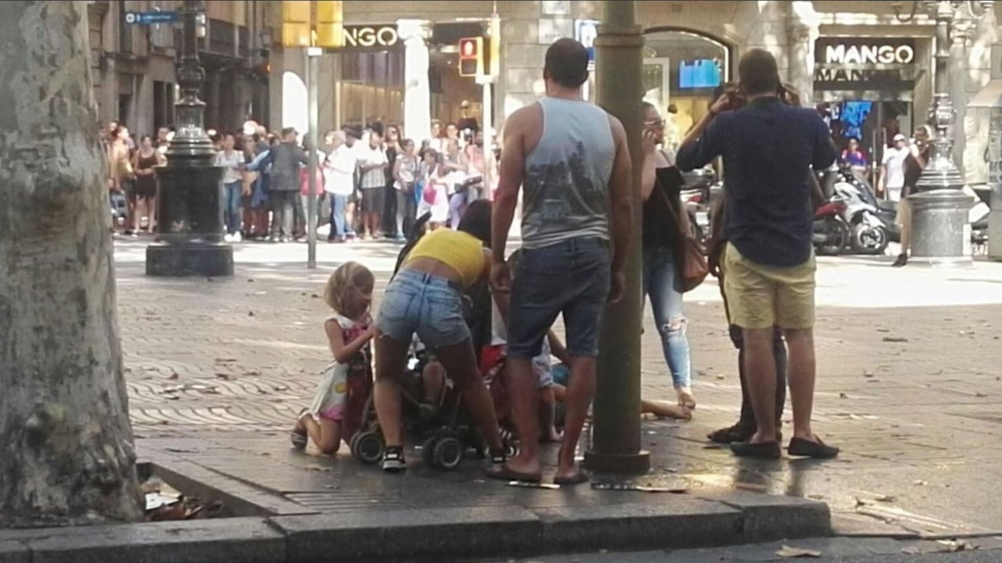 Barcellona, polemica sui social: "Non fate foto, aiutate i feriti"