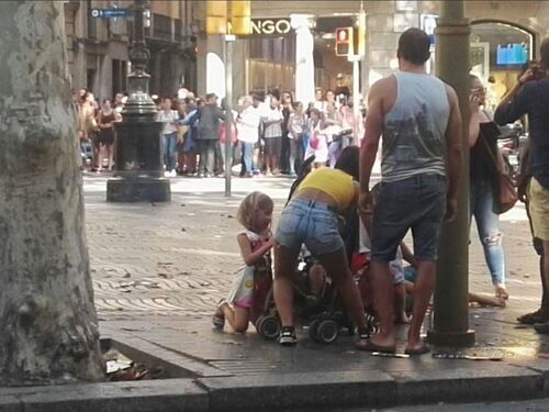 Barcellona, furgone sulla folla: i feriti sulla Rambla