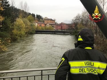 I vigili del fuoco a Luino guardano il fiume in piena 1