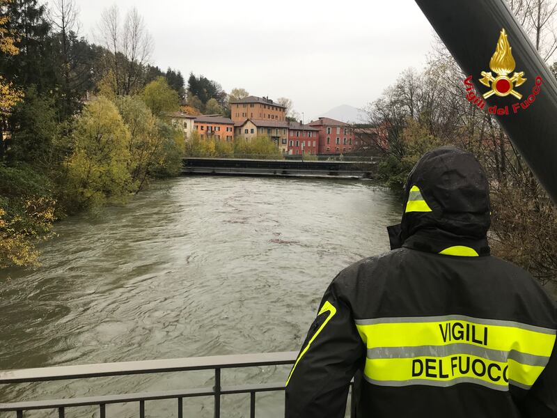 I vigili del fuoco a Luino guardano il fiume in piena 1