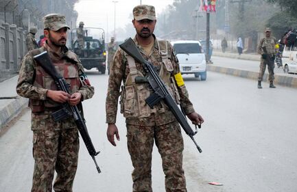 Peshawar, tornano in classe gli studenti della scuola colpita dai talebani 3