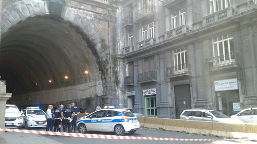 Napoli, cadono calcinacci dalla Galleria Laziale: paura e traffico in tilt 2