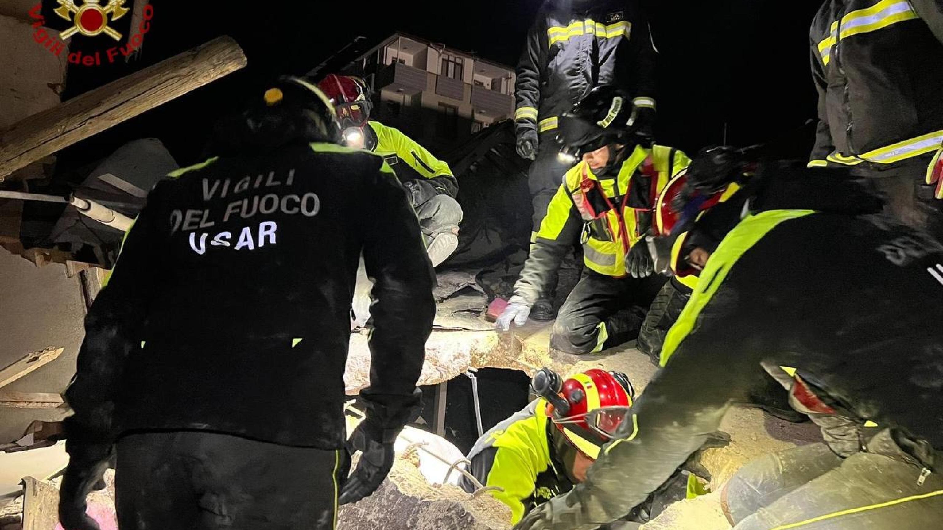 I vigili del fuoco sul posto: "Situazione drammatica. Troppi edifici erano fragili". Il piano anti sismico fermo
