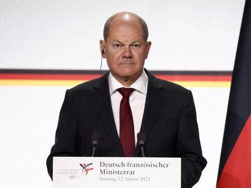 Scholz si arrende ai tank: "Sì all'invio dei Leopard". Biden manda gli Abrams