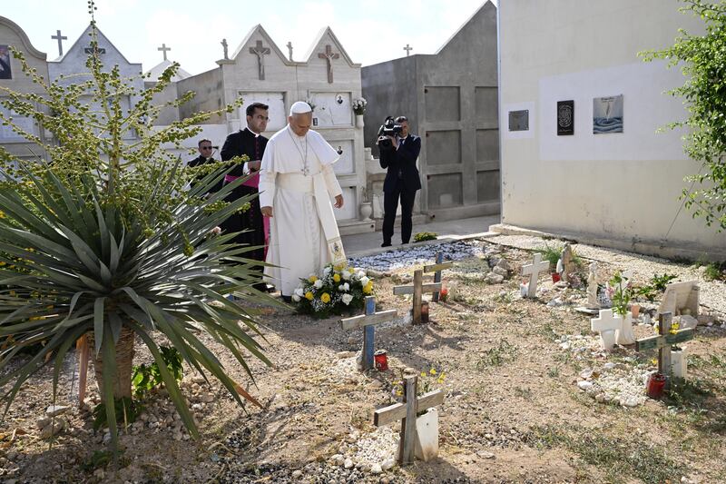 Il papa in preghiera al cimitero dei migranti a Lampedusa - Foto 7