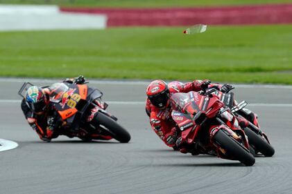 MotoGP, Espargaro beffa Bagnaia e trionfa a Silverstone: le immagini più belle della gara 16