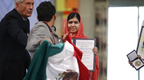 Contestatore fermato durante la premiazione 4