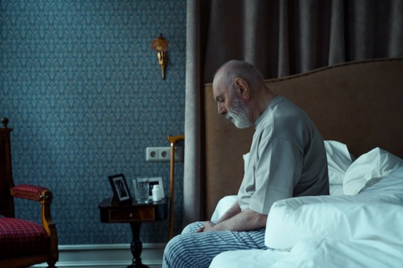 Uomo seduto sul letto