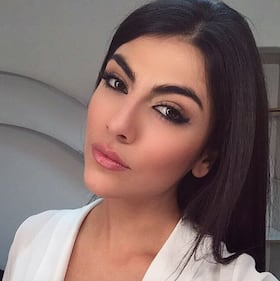 Giulia Salemi hot, nuda sotto l'asciugamano 17