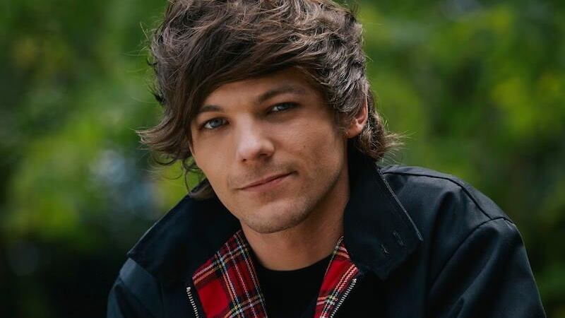 One Direction, Louis gioca a calcio senza slip: fan in delirio