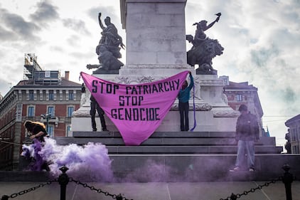Il corteo "femminista" dell'8 marzo tra slogan e vandalismo 8