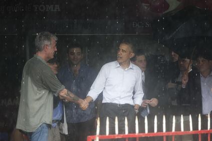 Obama e lo chef Bourdain a cena in Vietnam 9