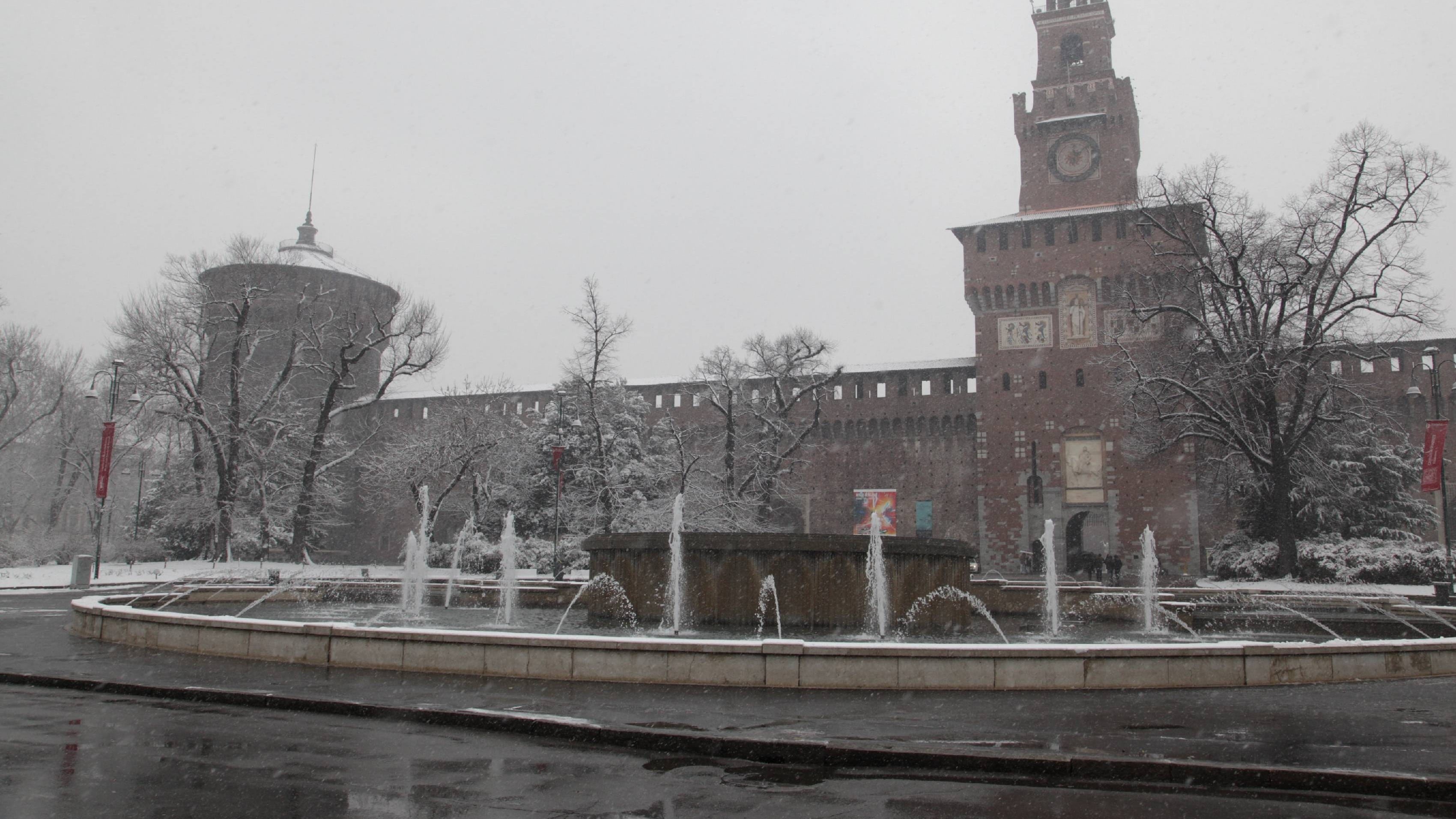 È arrivata la "grande nevicata": scuole chiuse, auto ferme, stop ai tir e riduzione dei voli
