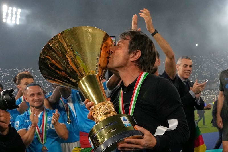 Napoli scudetto Conte trofeo